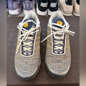 Nike Men’s Blue and Yellow Plaid Lightweight Sneakers
